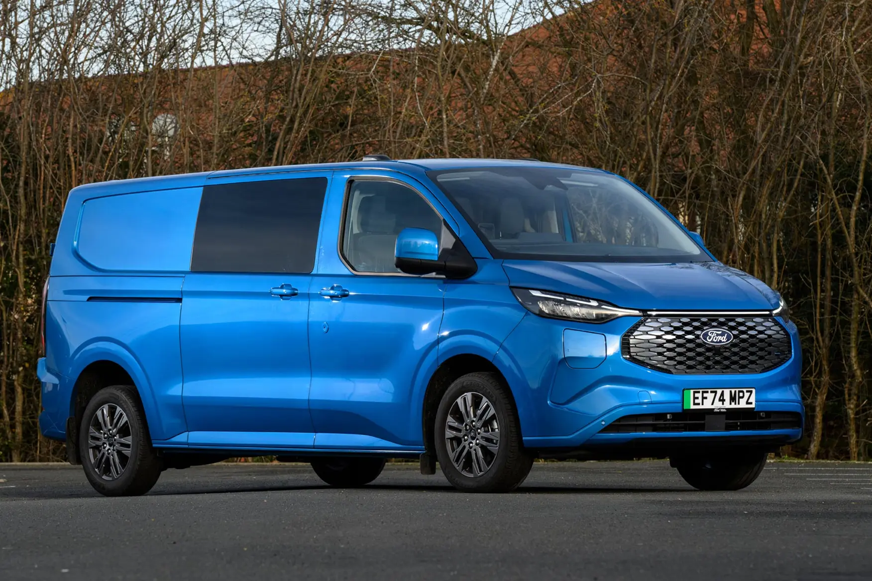 060-ford-e-transit-custom-front-static-uk.webp