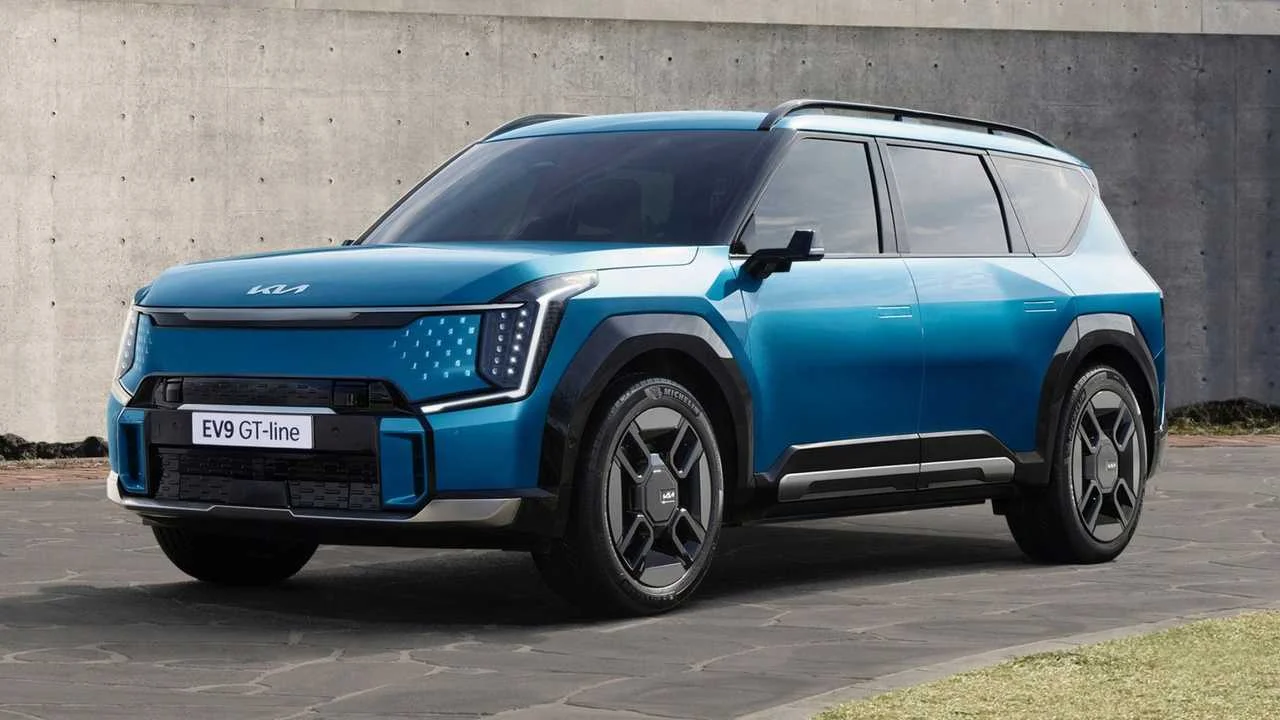 2024-kia-ev9-gt-line-exterior-front-three-quarter-view.webp