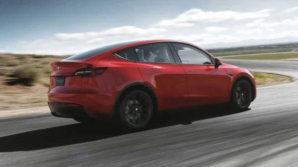 b_2023-tesla-model-y-standart-4x2-9.webp