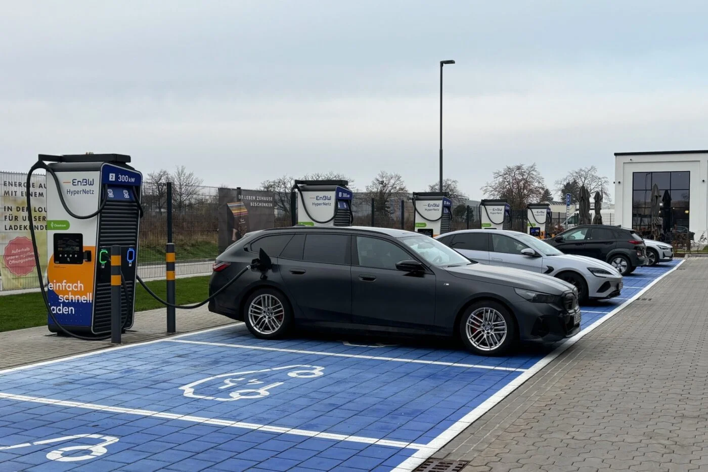 bmw-i5-touring-enbw-ladestation-charging-station-peine-2025-01-min-1400x933.webp