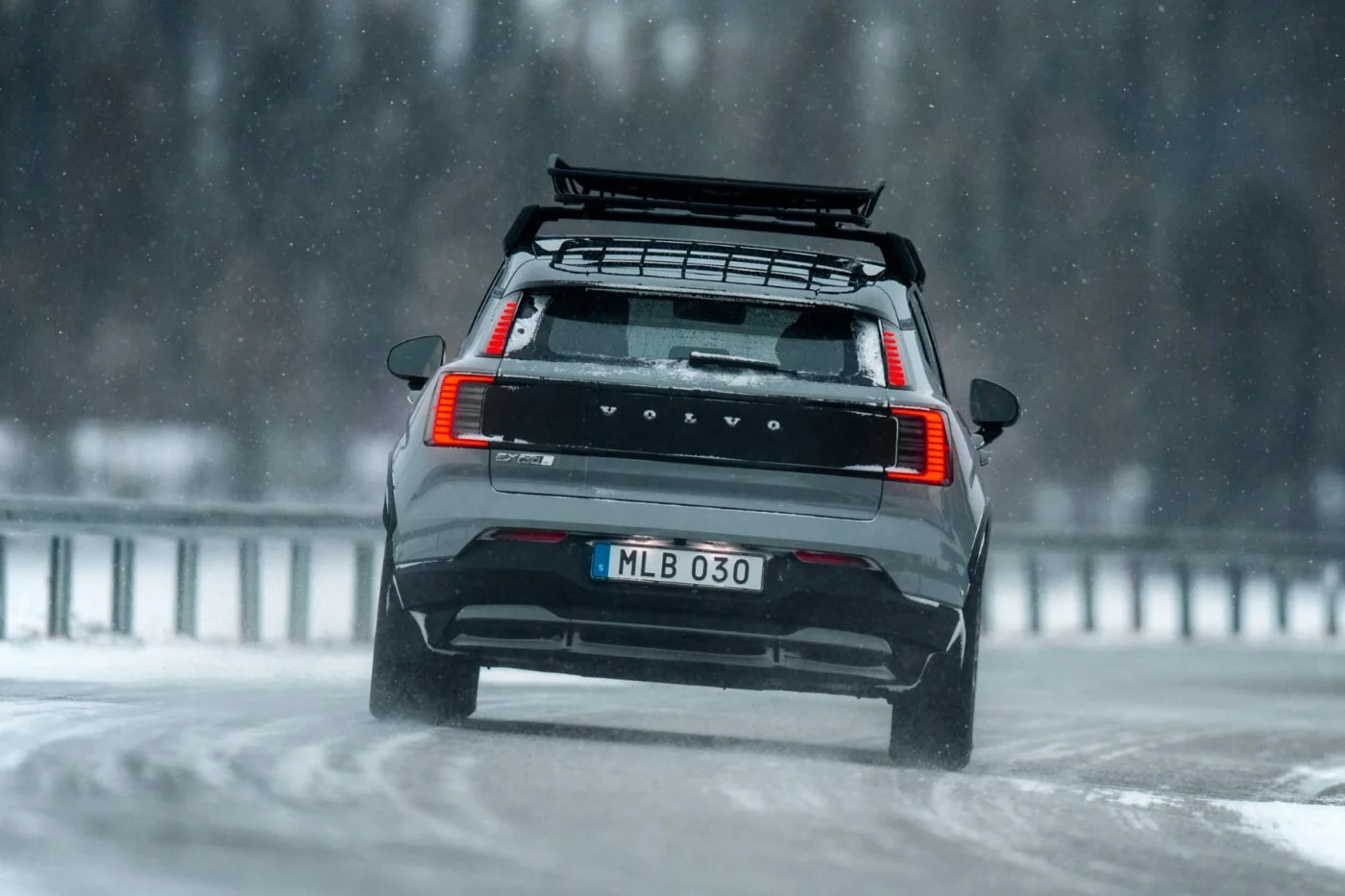 volvo-ex30-cross-country-exterior-schweden-fahraufnahme-schwedisches-kennzeichen-1400x933.webp